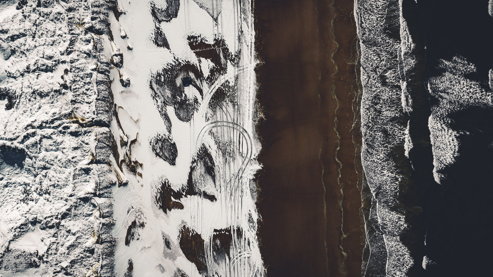 Sneklædte klitter på Løkken Strand